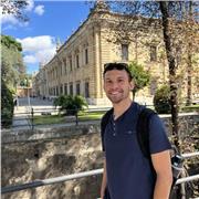 Soy un hablante nativo de inglés que disfruta ayudando a la gente a aprender inglés